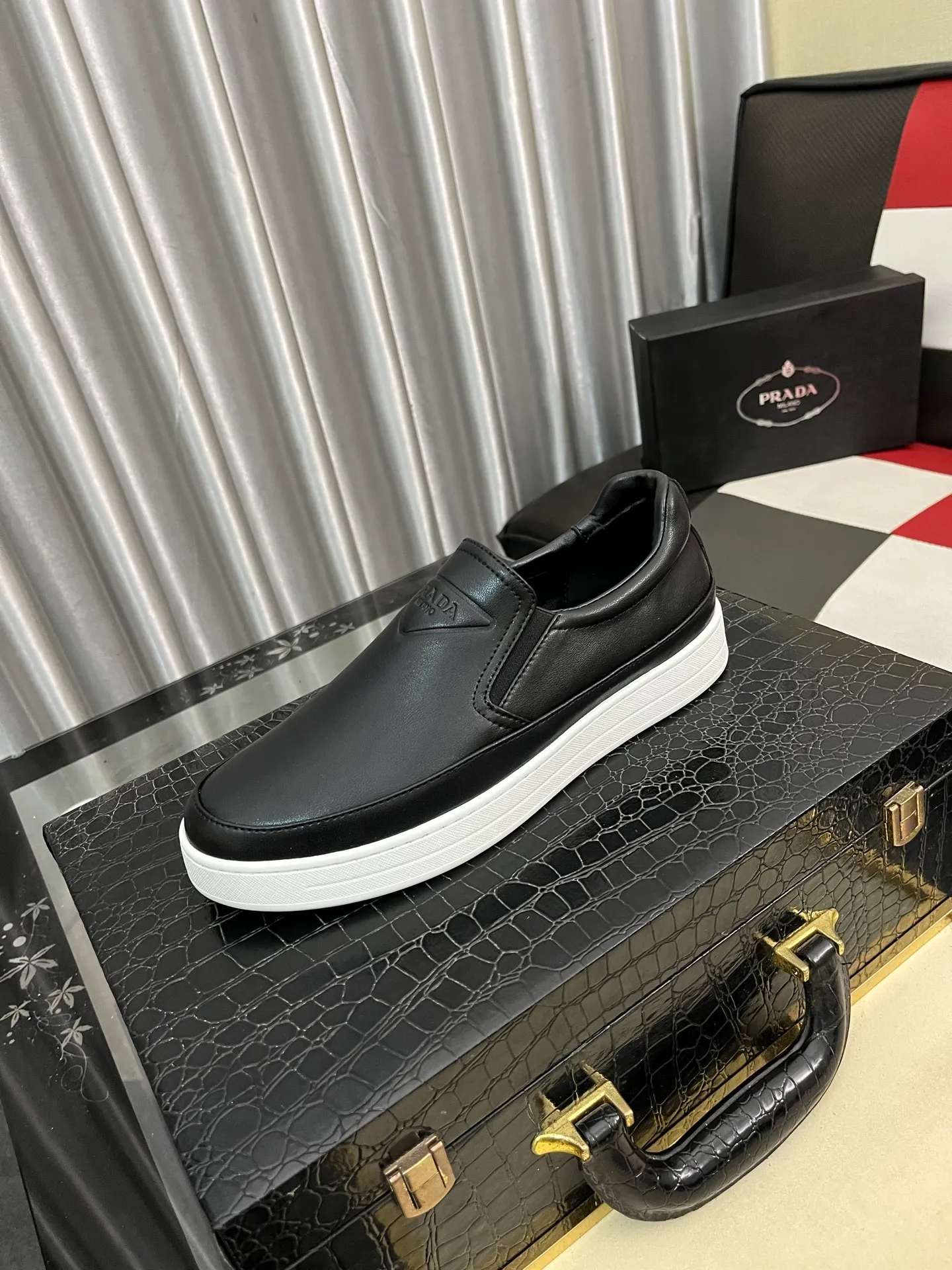 Men's shoes 💰440⌚️⌚️【PRADA】Prada casual shoes for couples, originally developed 1:1, made of high-mercerized cowhide with imported cowhide, silk sheepskin lining, rubber outsole, comfortable and soft on the feet, size: 38-442️⃣Colors available